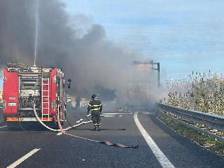 Camion a fuoco sull’Ascoli-Mare: uscita obbligatoria Monsampolo